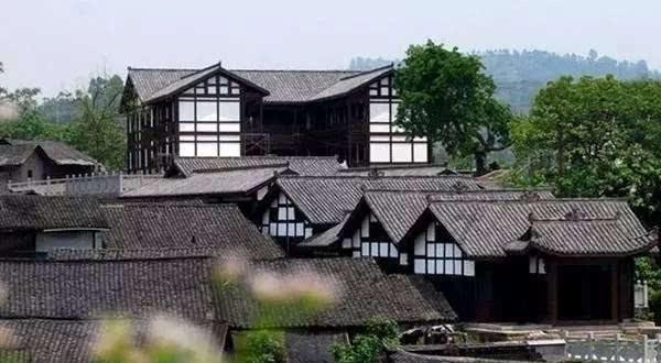 泪目，消防员在云南地震灾区废墟下找到手拉手的夫妻